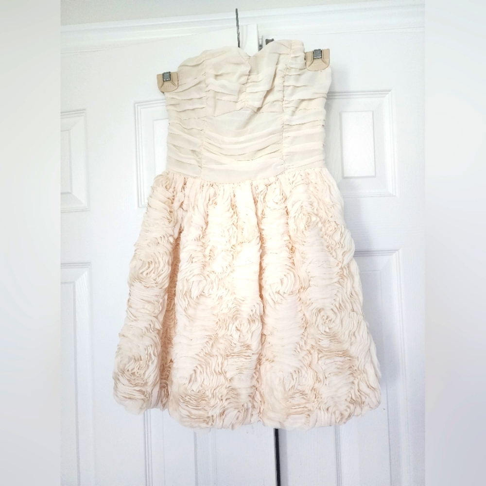 New h&m white rosette dress size 4